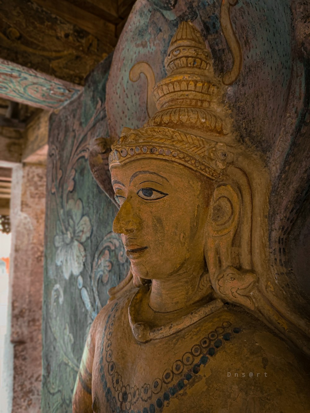 eine Statue einer Person in einem Tempel