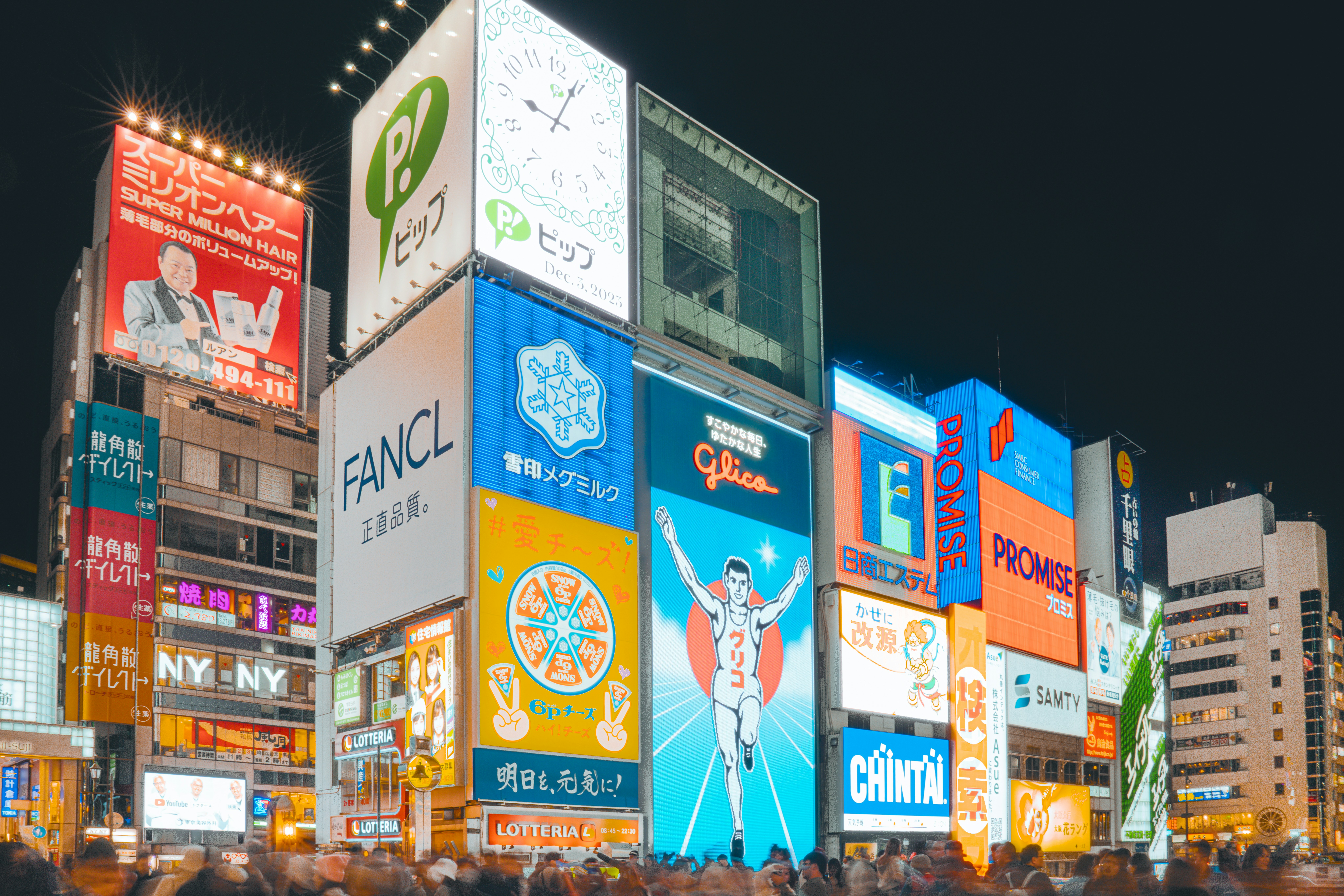 ¿Cómo fortalece la comunicación de marca en línea la presencia de la marca en los mercados internacionales?