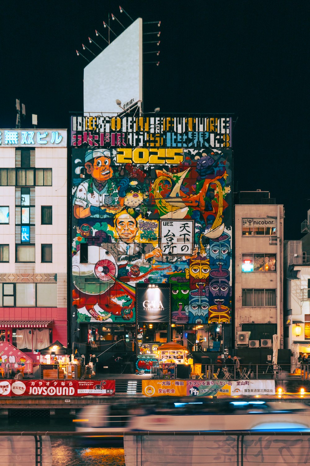 um grande edifício com um monte de adesivos nele