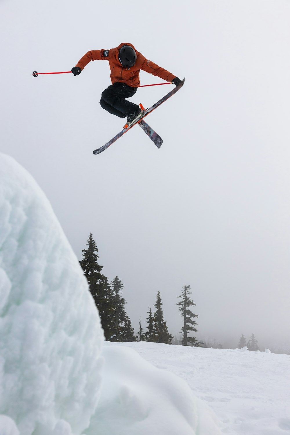 un uomo che vola nell'aria mentre va con gli sci