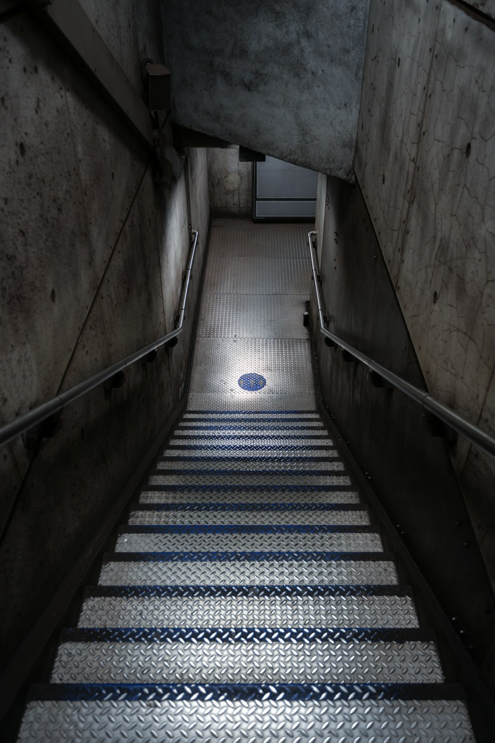 un ensemble d’escaliers menant au sommet d’un bâtiment