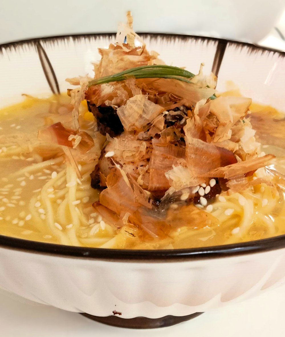 肉と麺の入ったスープの丼