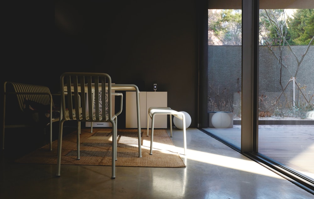 una mesa y sillas en una habitación con una puerta corredera de vidrio