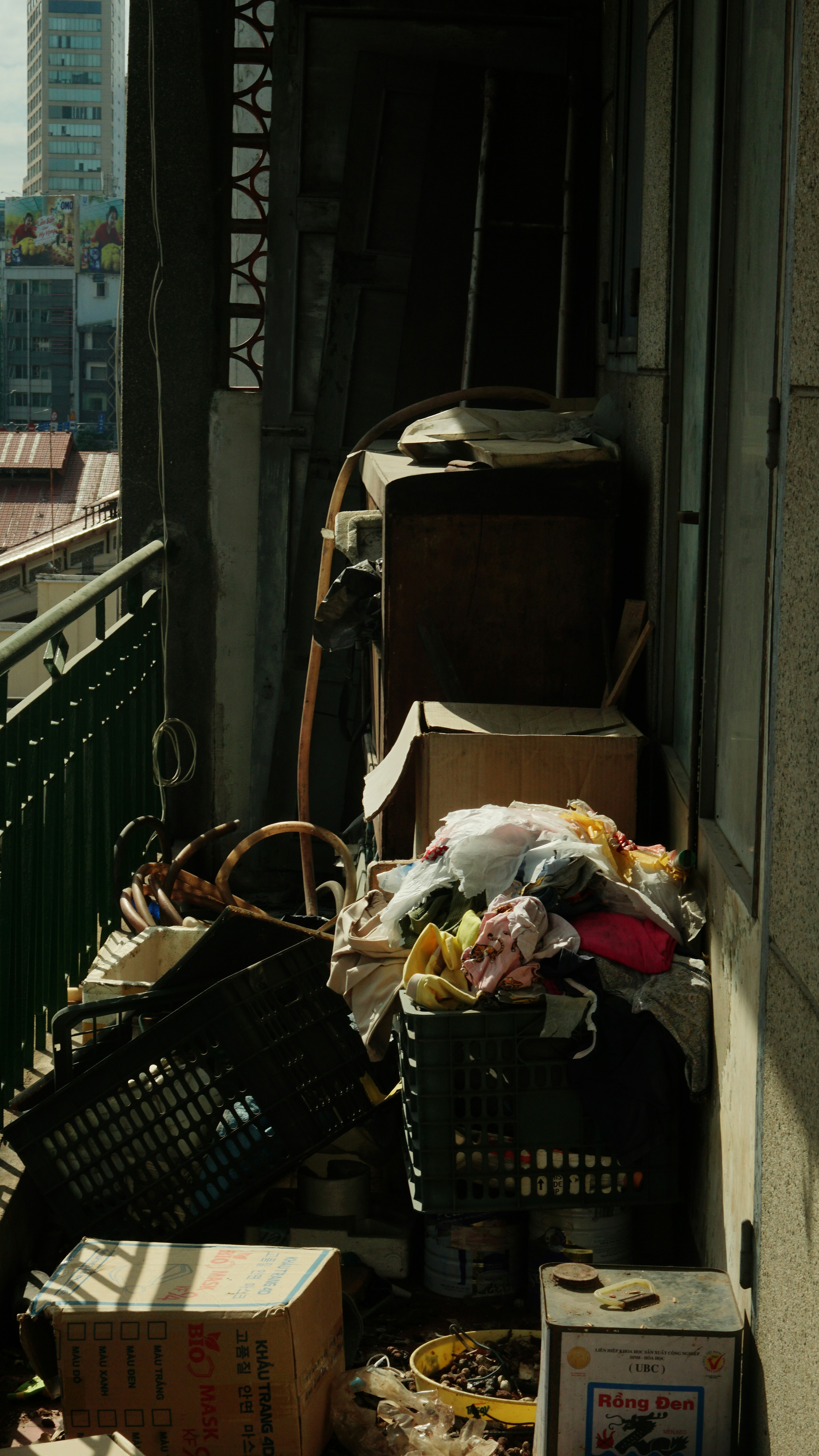 A pile of garbage sitting on the side of a building photo – Free City ...