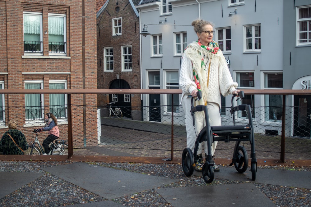 Eine Frau steht neben einem Kind im Kinderwagen