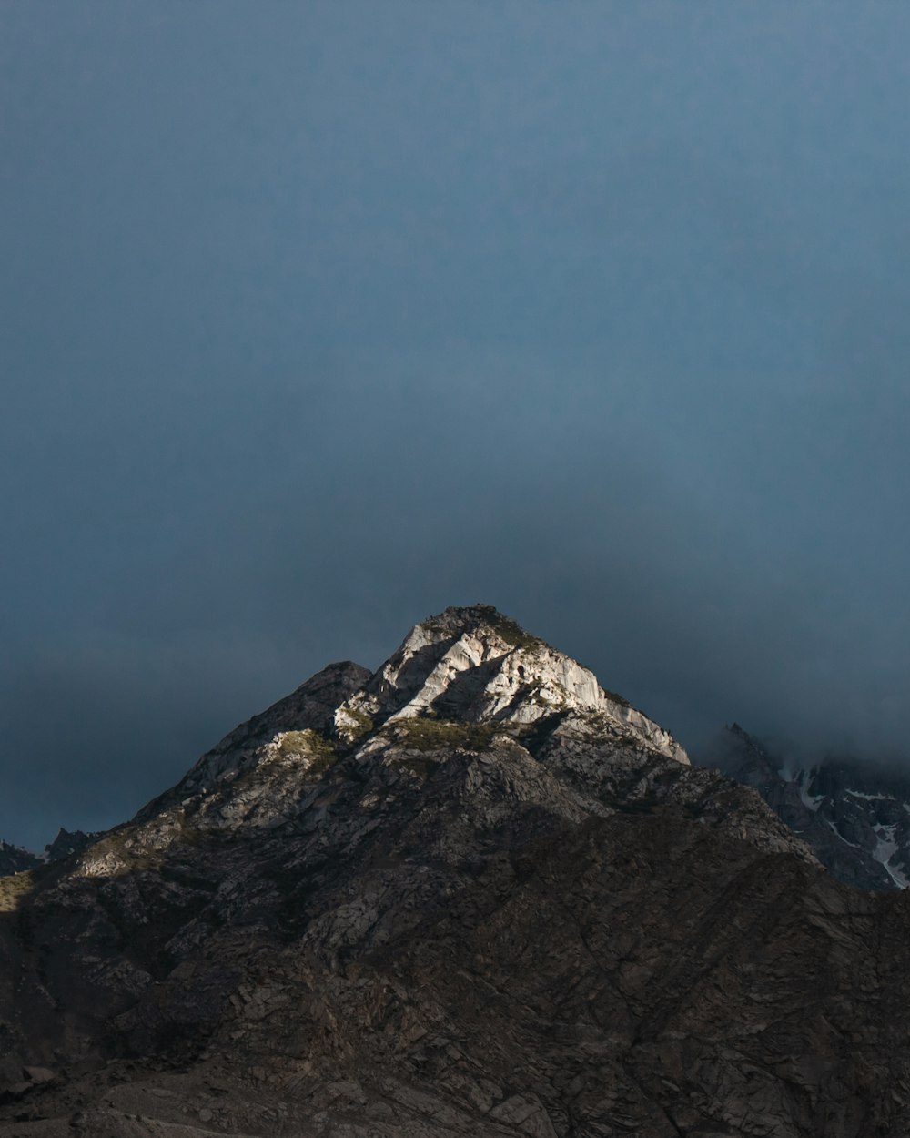 una montaña cubierta de nieve bajo un cielo nublado