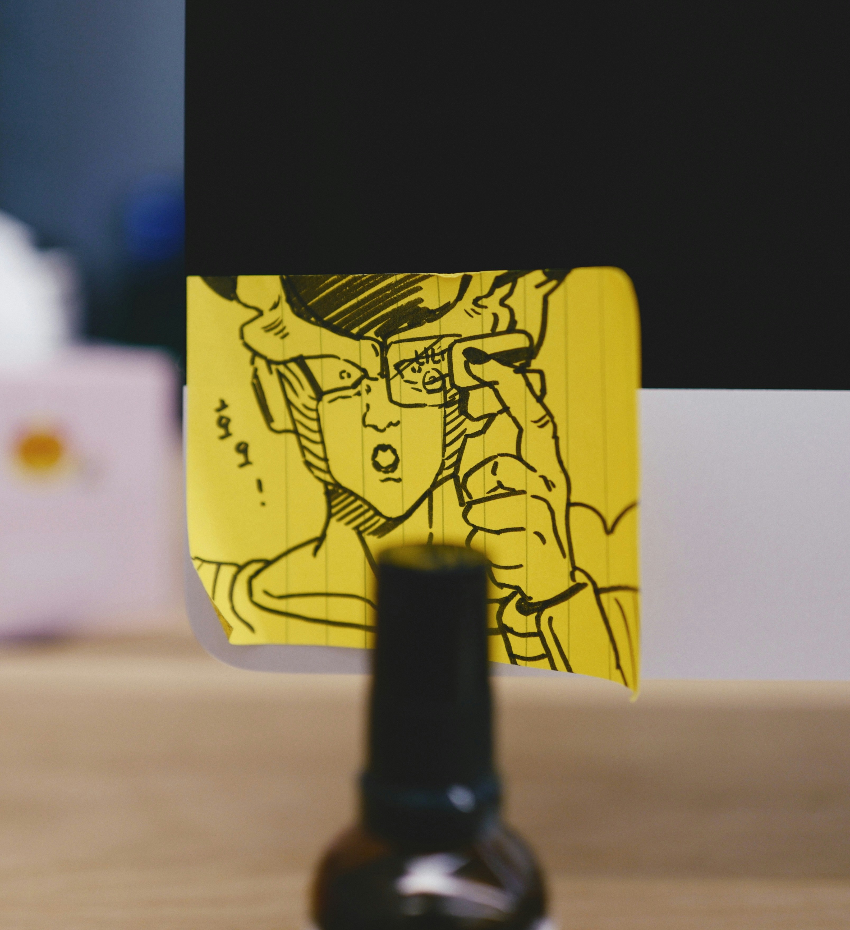 uma garrafa de cerveja sentada em cima de uma mesa de madeira