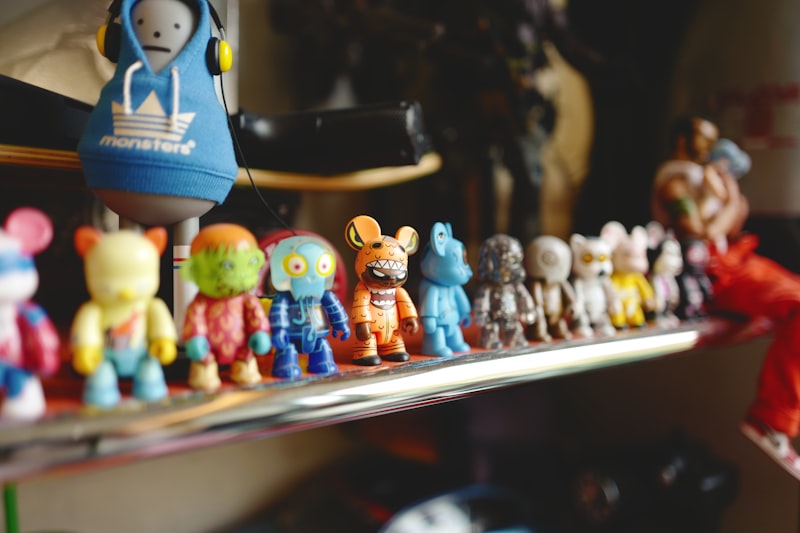 Kleine Spielzeugfiguren auf einem Regal