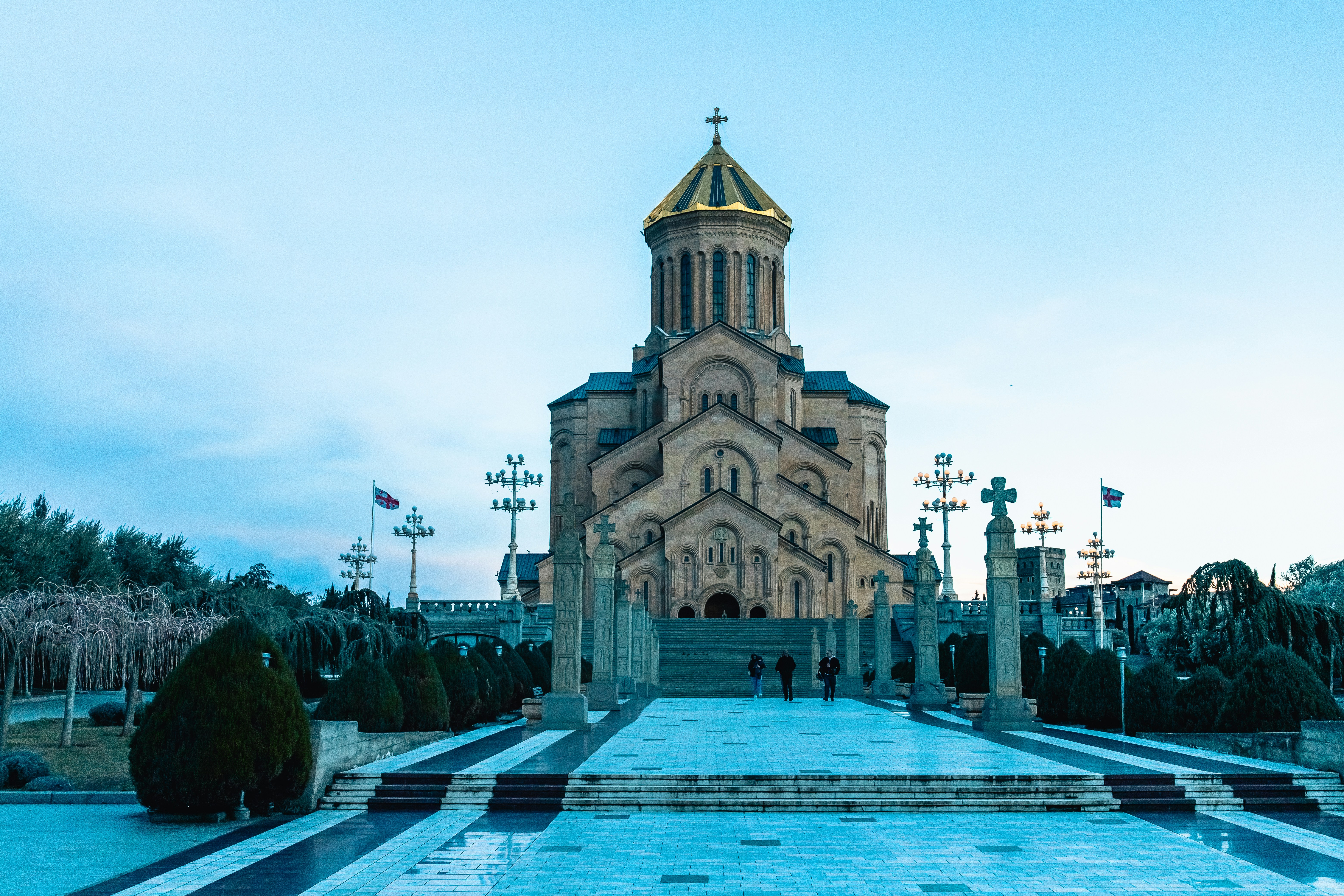 塔と時計のある大きな建物