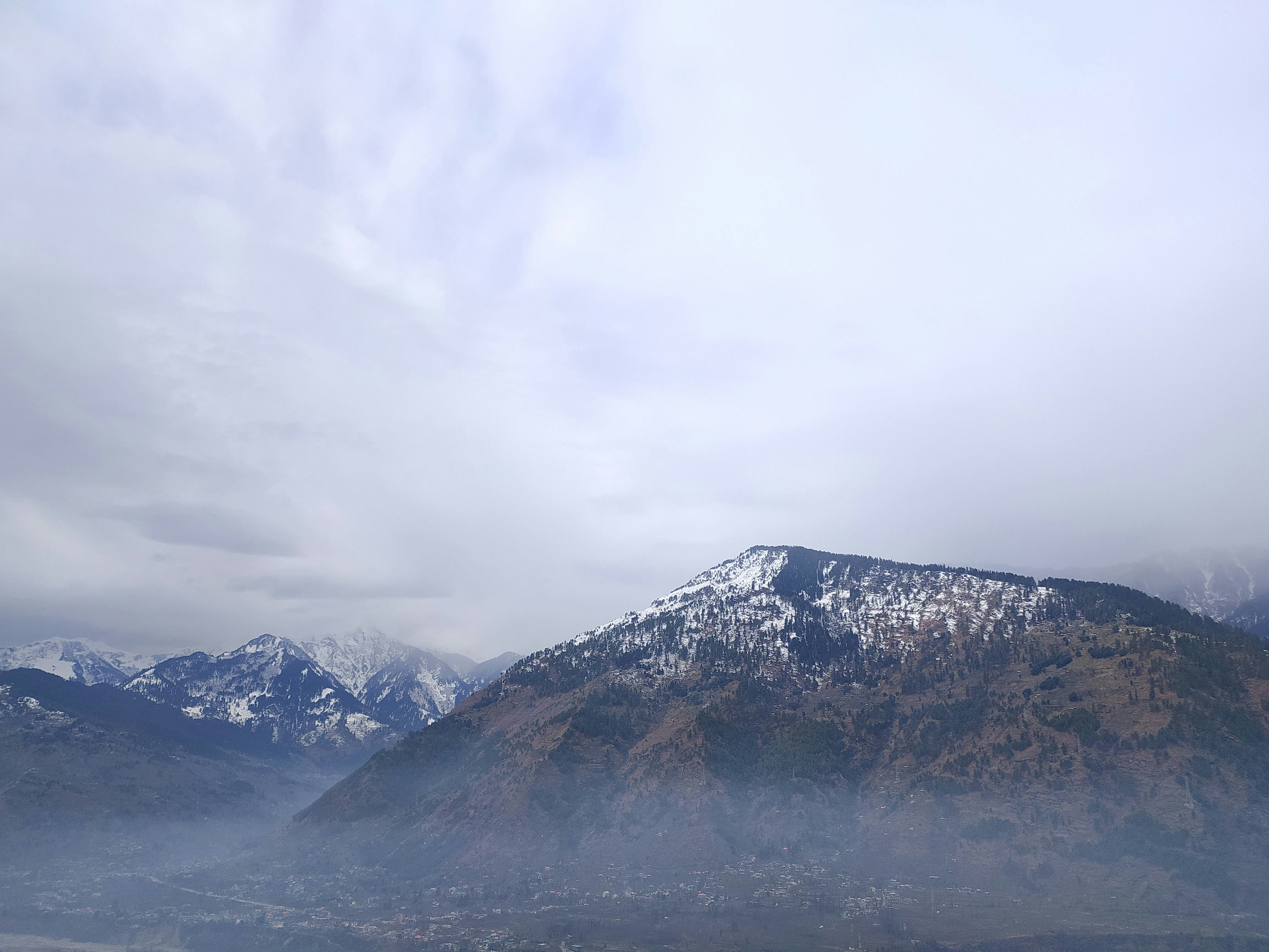 ein Berg mit Schnee auf der Spitze