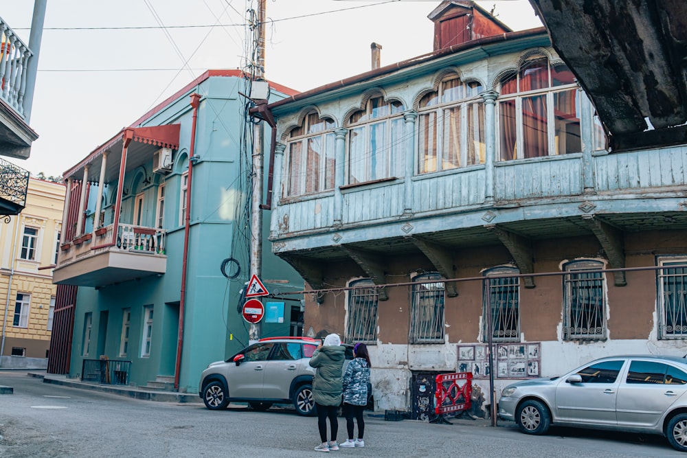 Un par de coches aparcados junto a un edificio alto