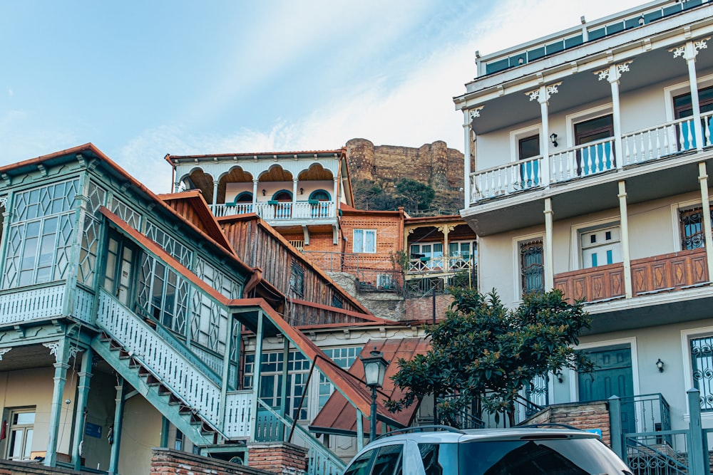 Una furgoneta aparcada frente a un edificio con balcones