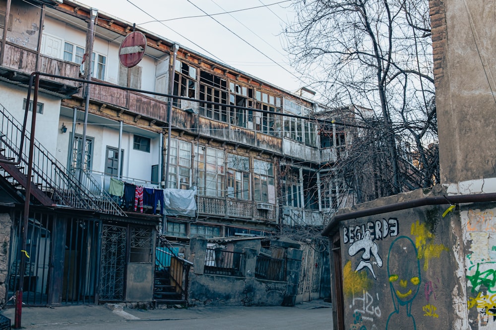 Un edificio con muchos grafitis