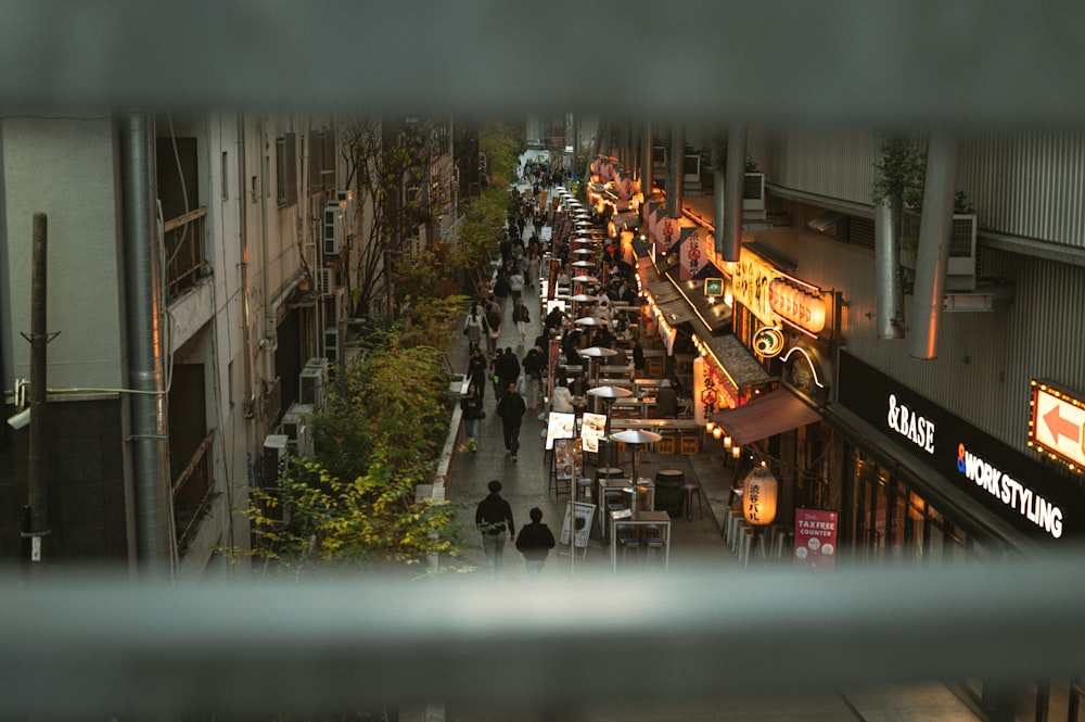 Blick aus dem Fenster auf eine belebte Straße in der Stadt