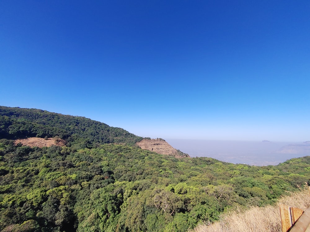 Una vista panoramica di una montagna con un cielo blu