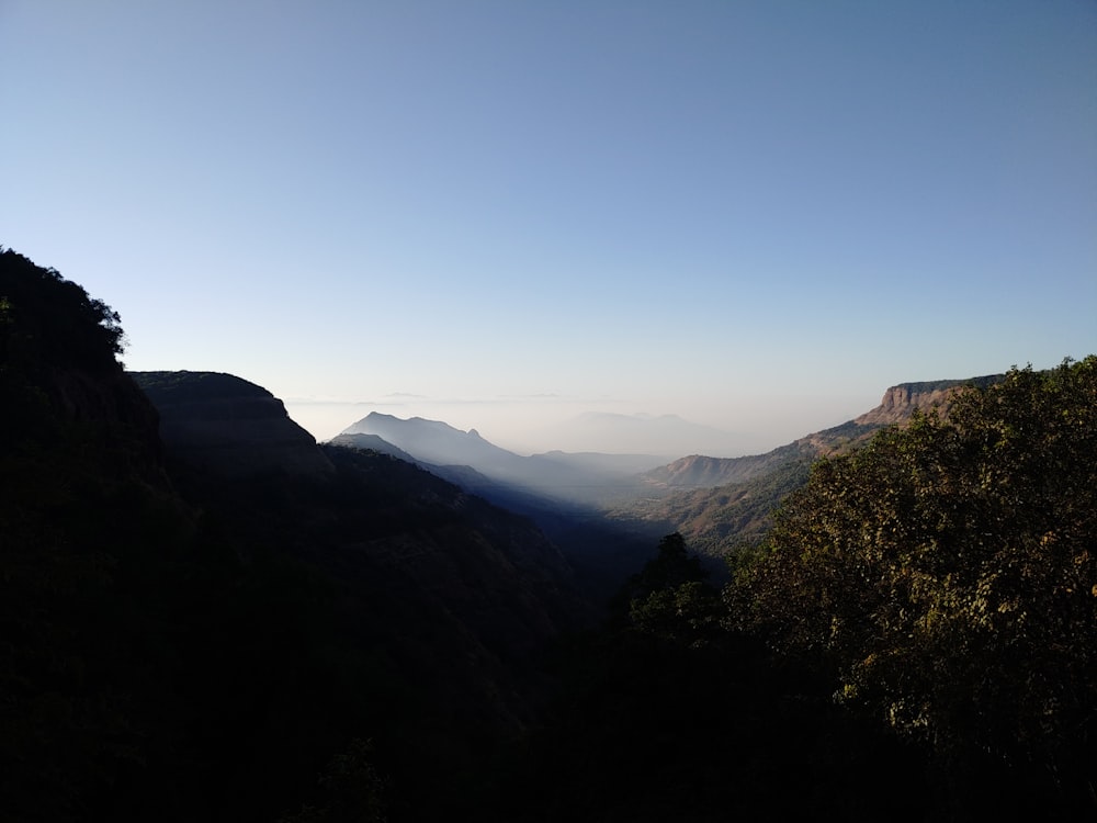 Blick auf die Berge von der Spitze eines Hügels