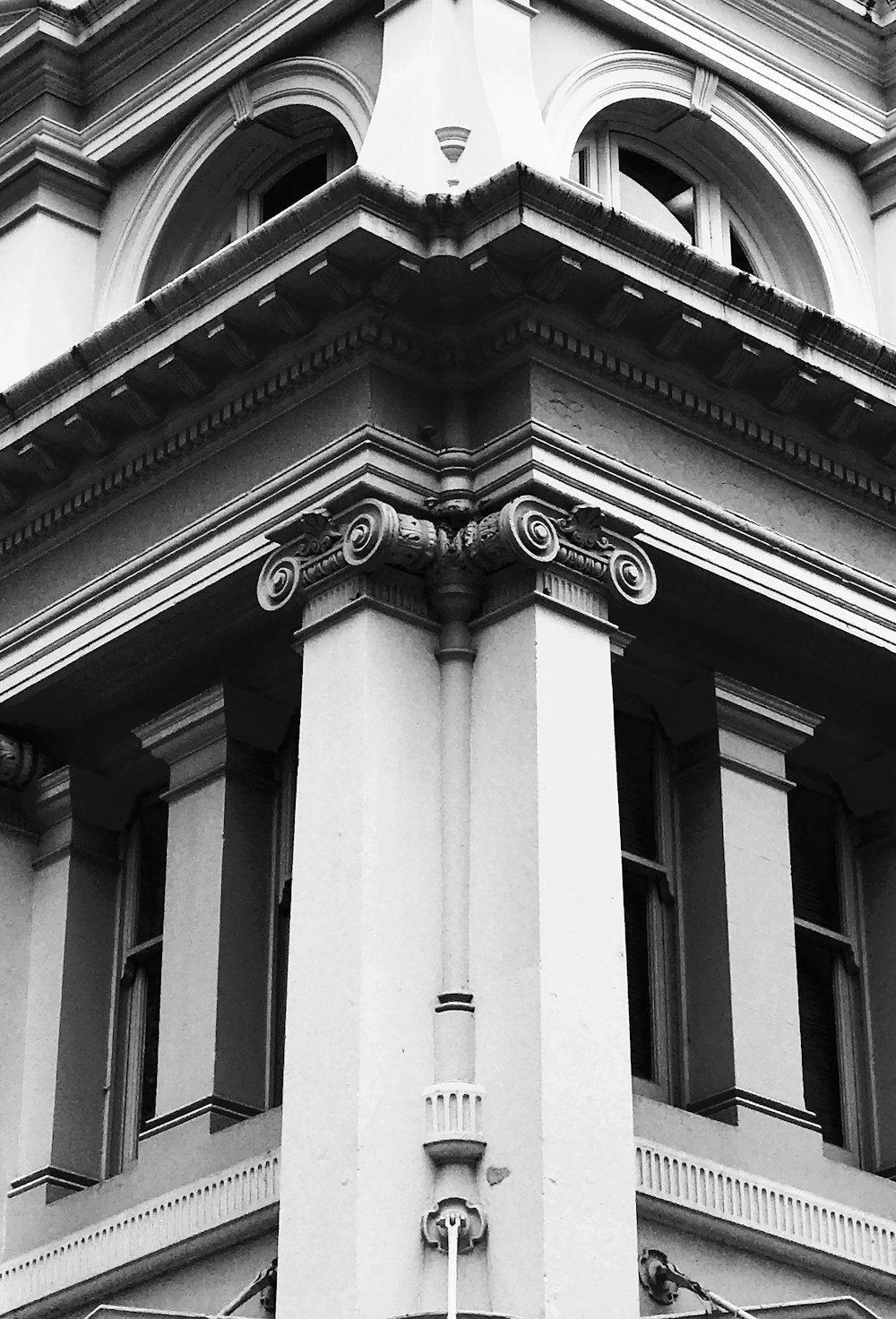 Una foto en blanco y negro de un edificio alto