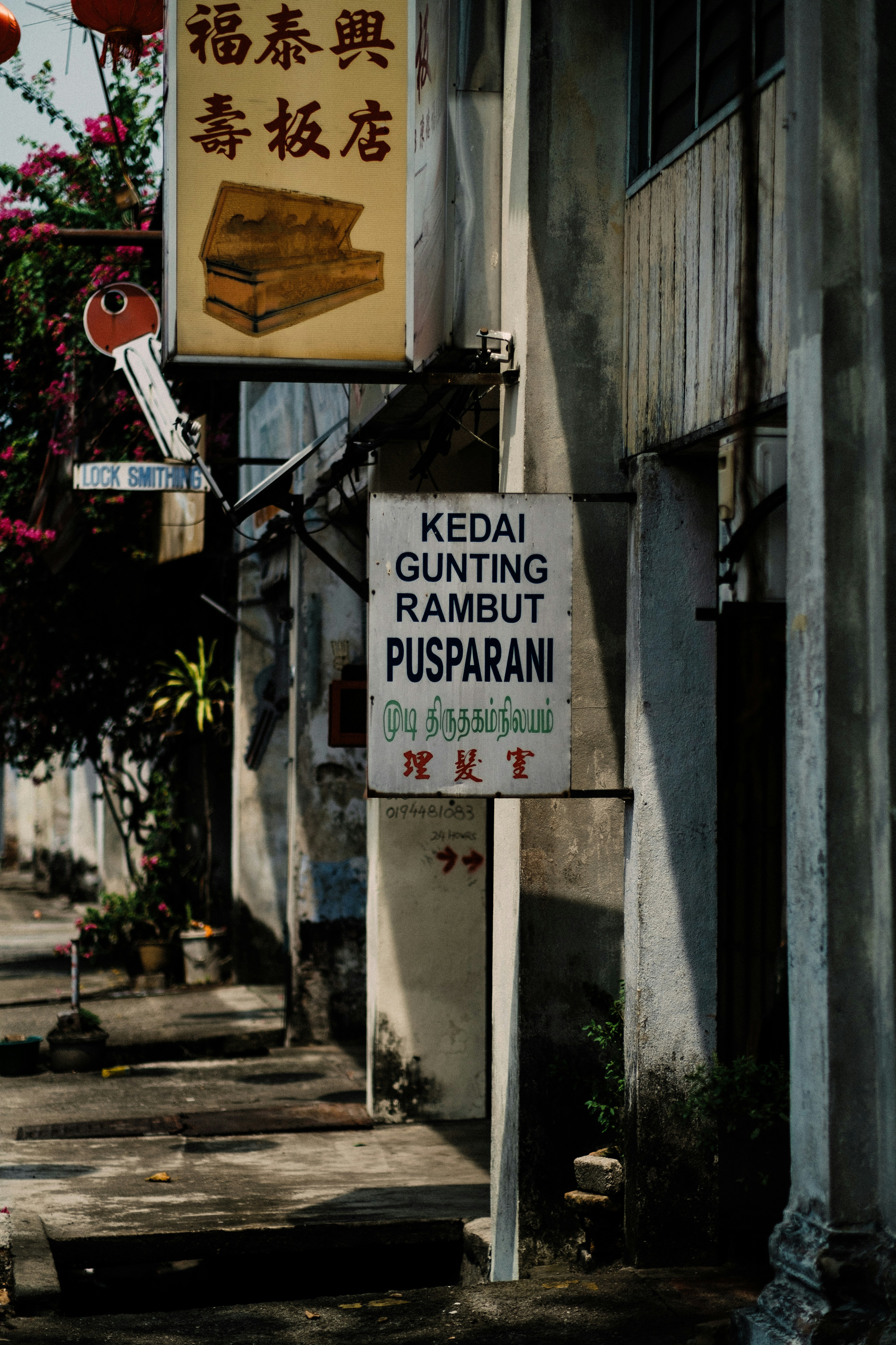 tanda yang ada di sisi bangunan
