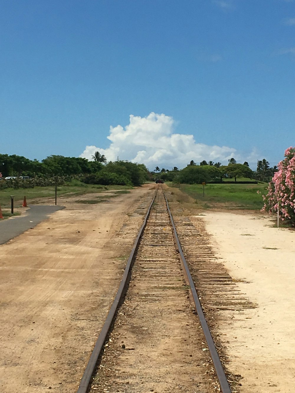 una vía de tren con un fondo de cielo