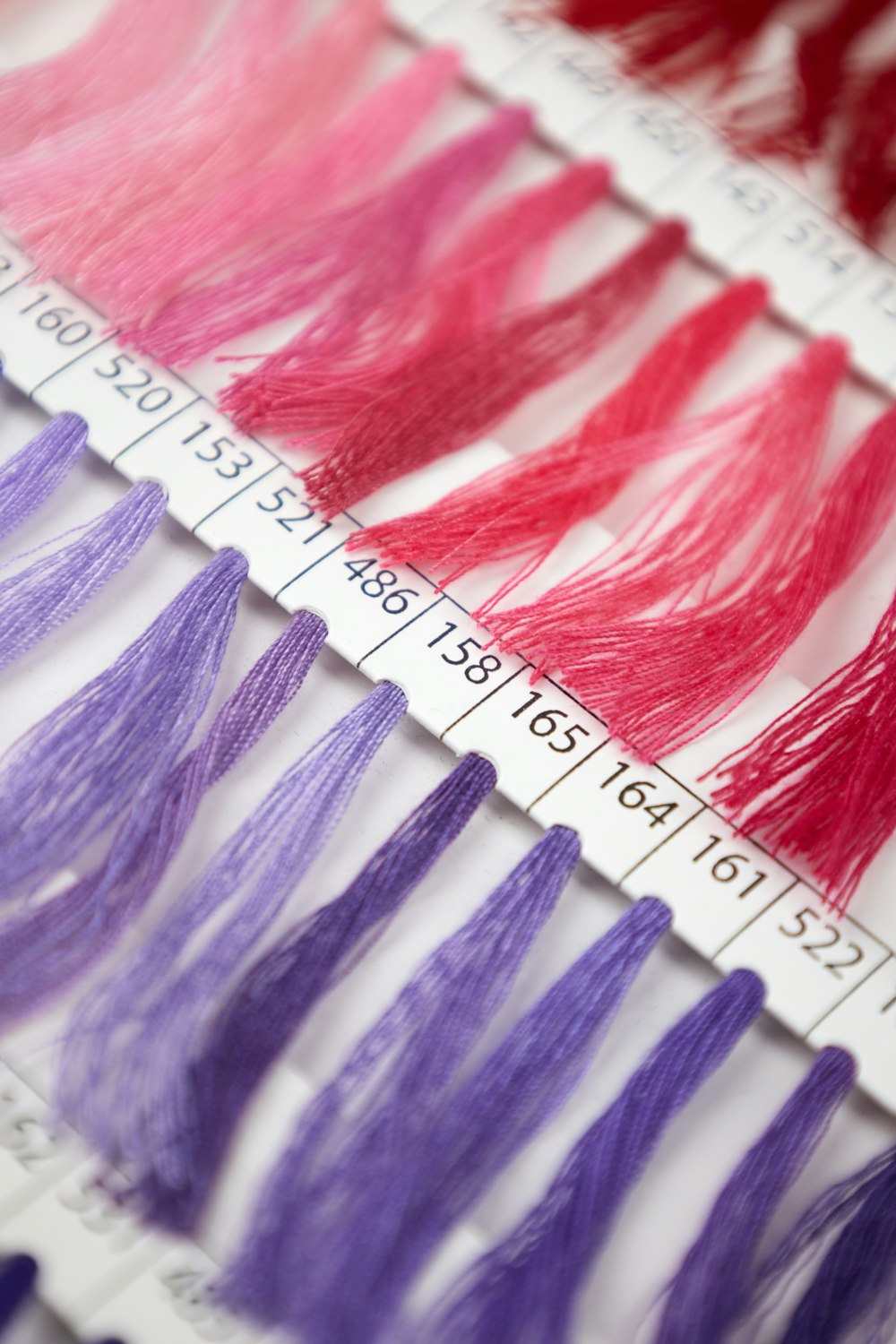 Un primer plano de varios colores diferentes de cabello