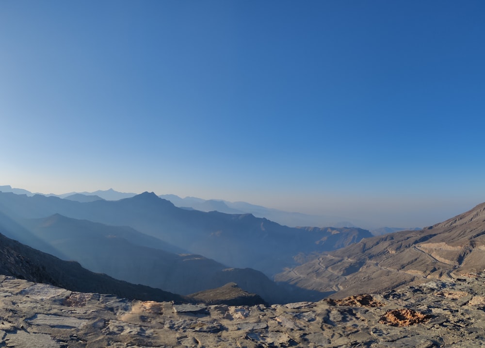 Une vue sur les montagnes d’un point de vue élevé