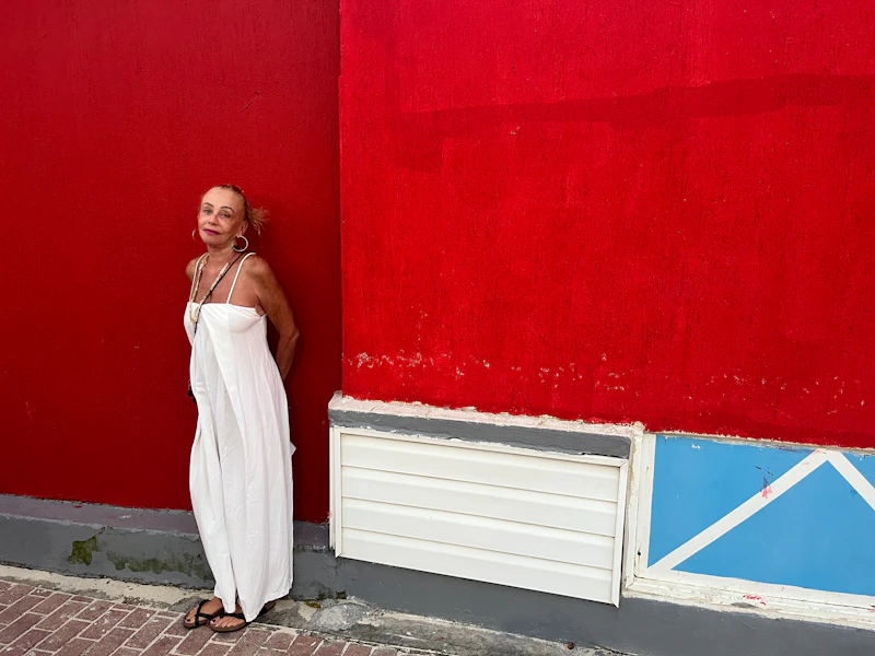 Sugar Mommy elegante frente a una pared roja