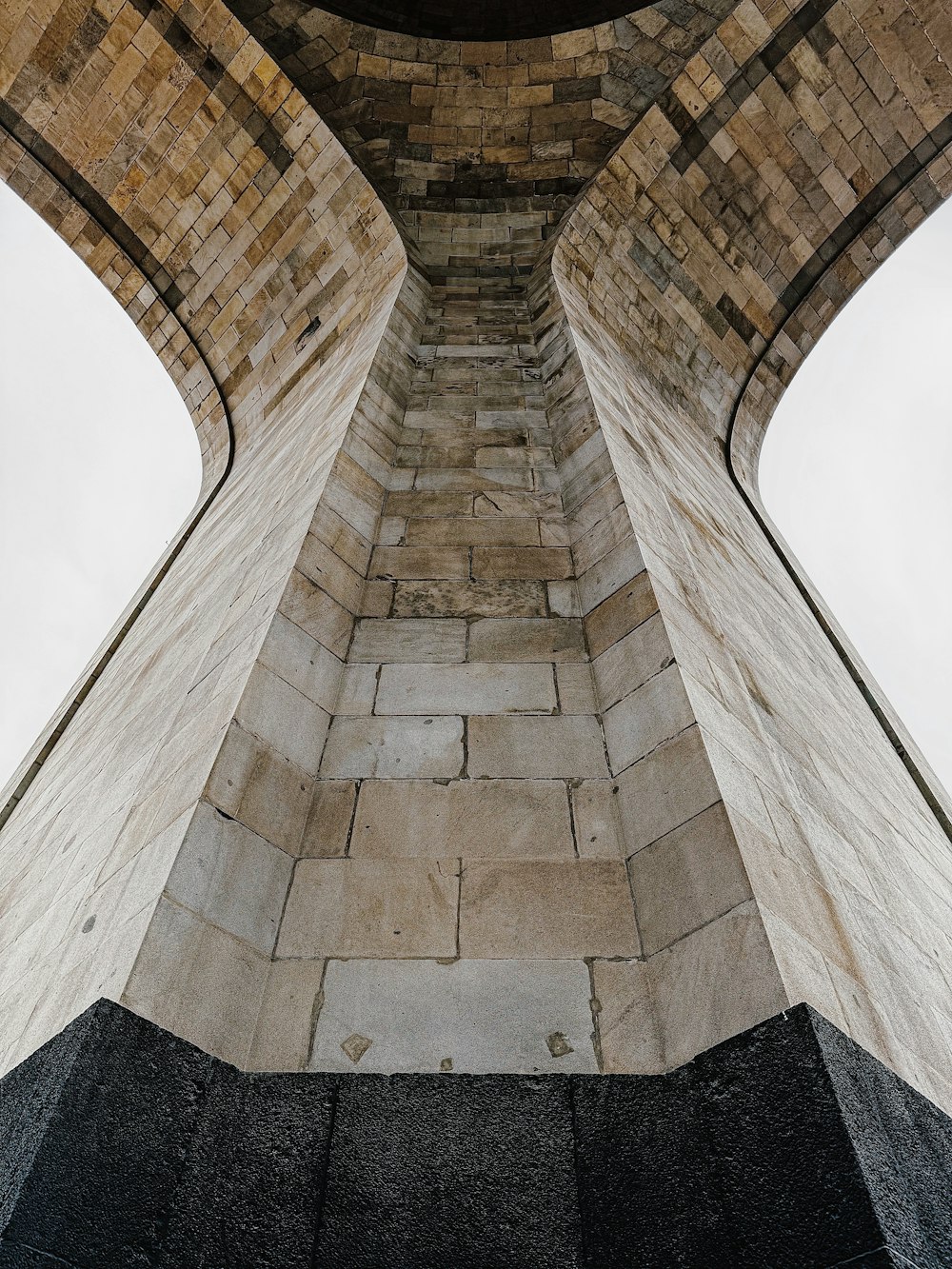 une très haute structure en brique avec une horloge sur le côté