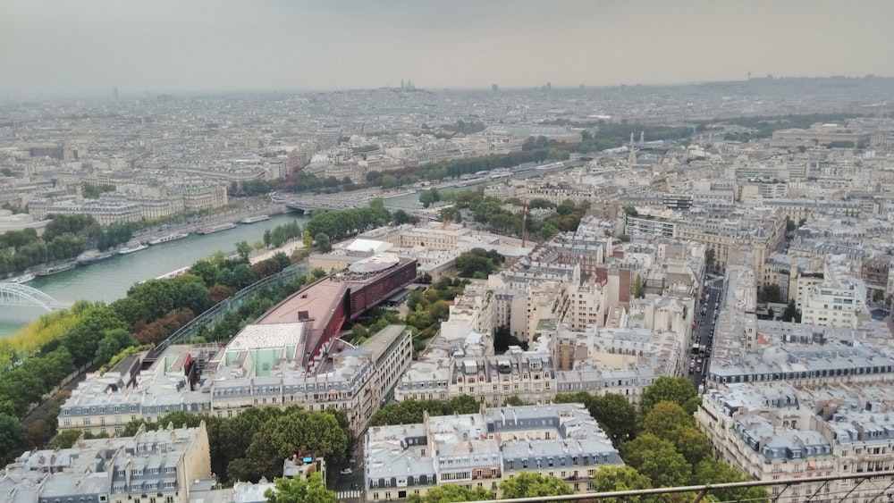 Una vista de la ciudad de París desde lo alto de la Torre Eiffel