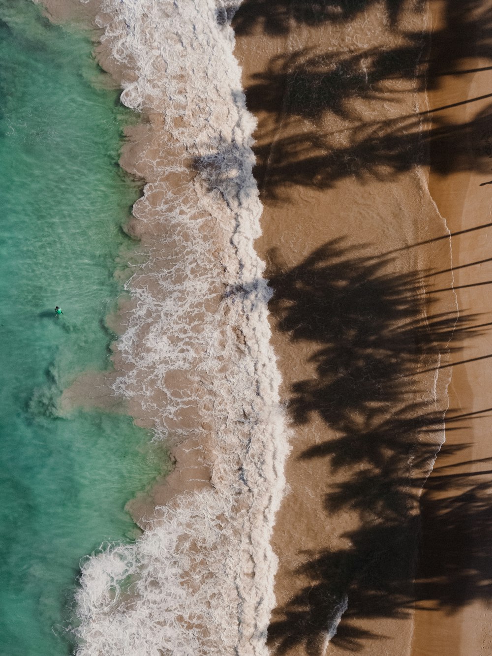 Una veduta aerea di una spiaggia con uno specchio d'acqua