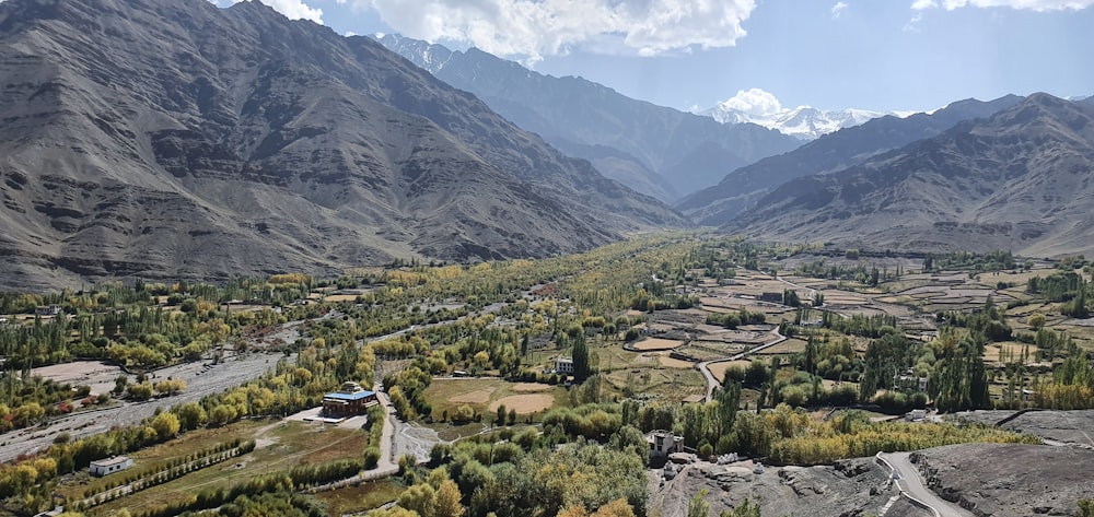 Una vista panorámica de un valle rodeado de montañas