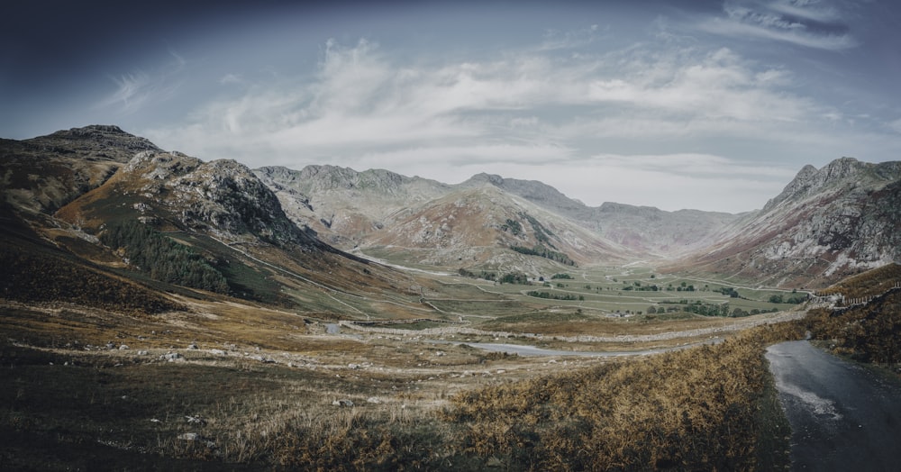 une vue panoramique d’une vallée avec des montagnes en arrière-plan