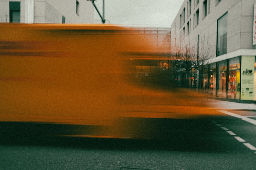 Una foto sfocata di una strada cittadina