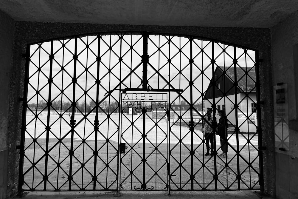 Una foto in bianco e nero di una cella di prigione