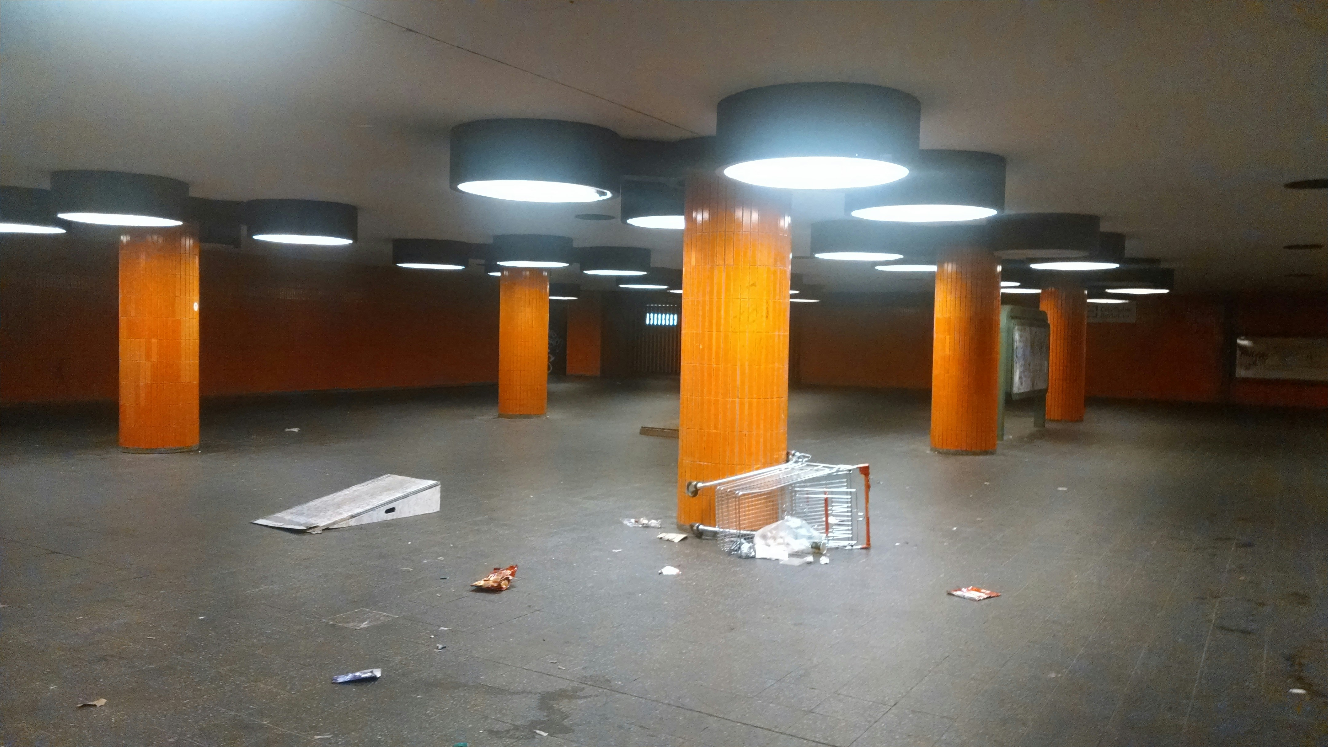 Vestuario de fútbol vacío antes de un partido decisivo