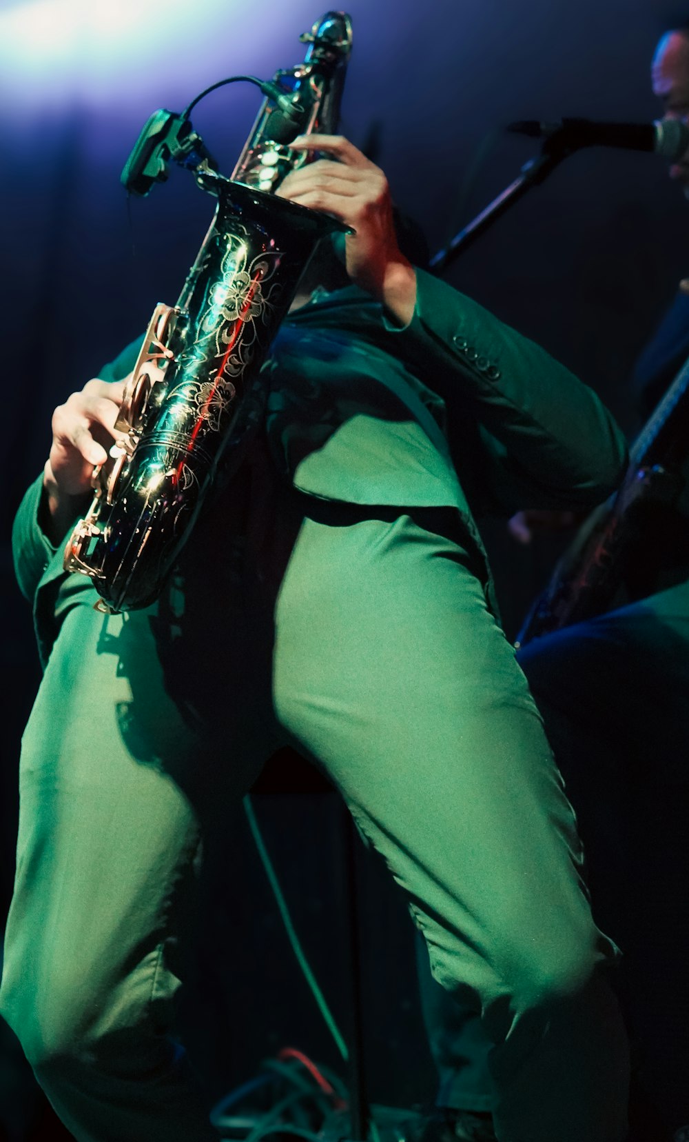 Un hombre tocando un saxofón en un escenario