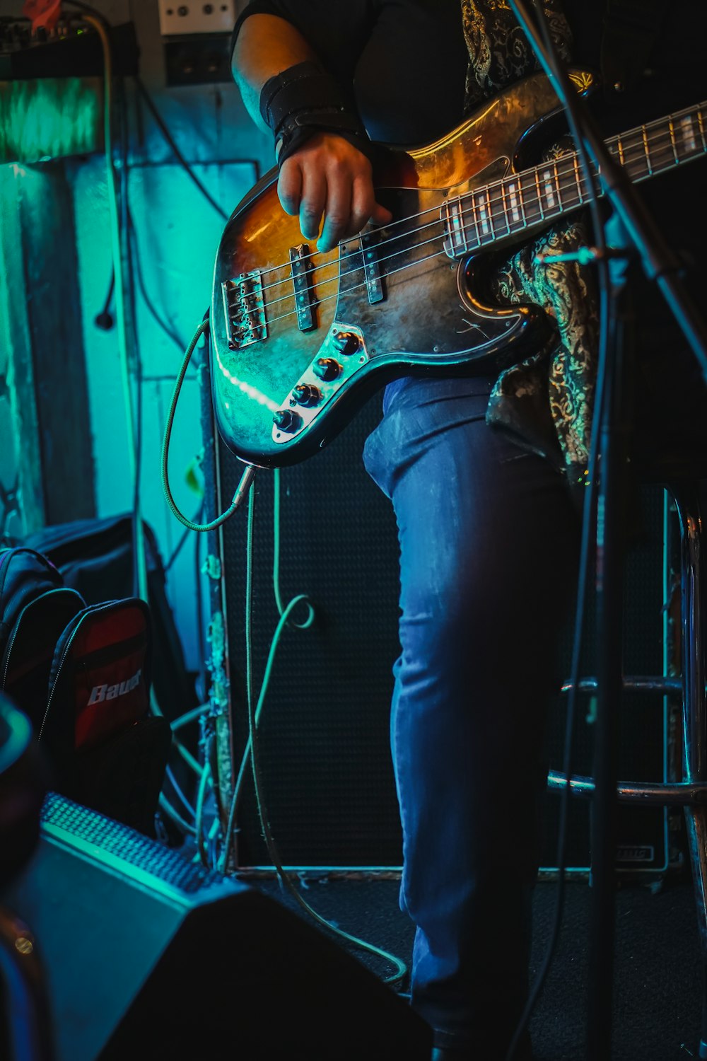 una persona che suona una chitarra su un palco