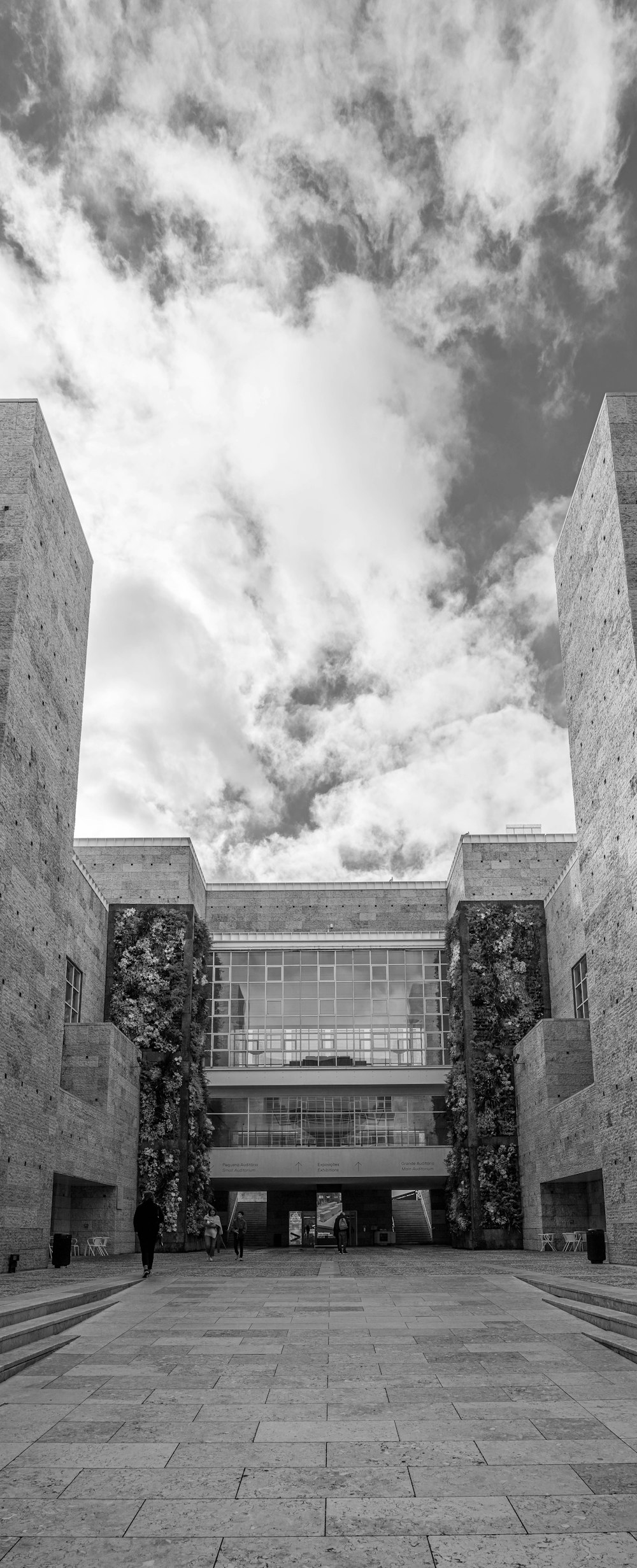 a black and white photo of a building