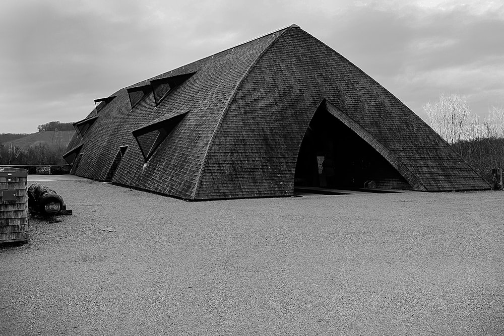 Una foto en blanco y negro de un edificio