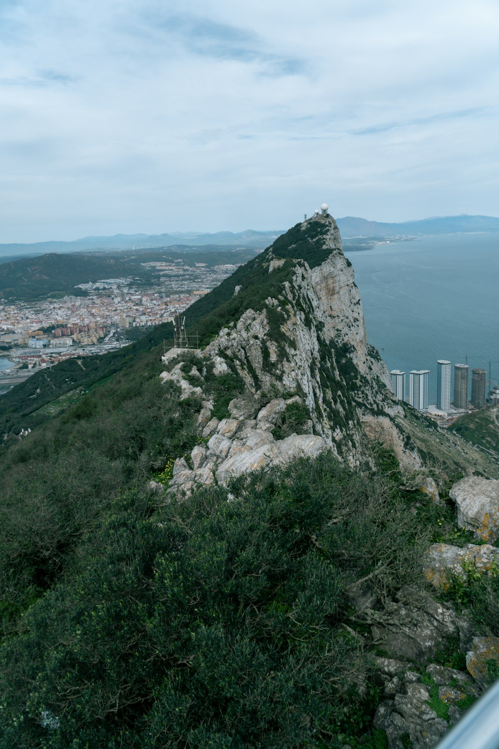 uma montanha com uma cidade ao fundo