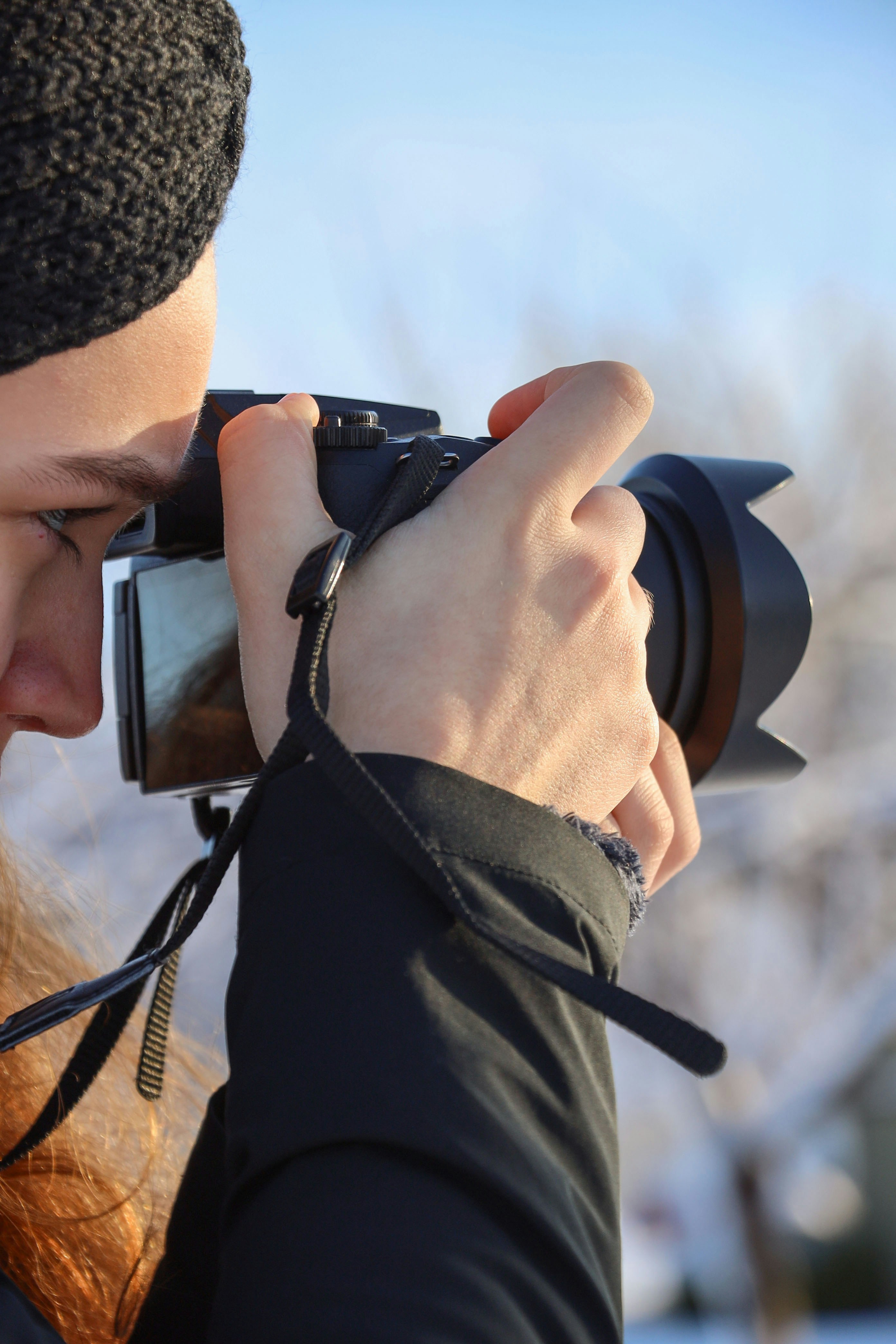 una mujer tomando una foto con una cámara