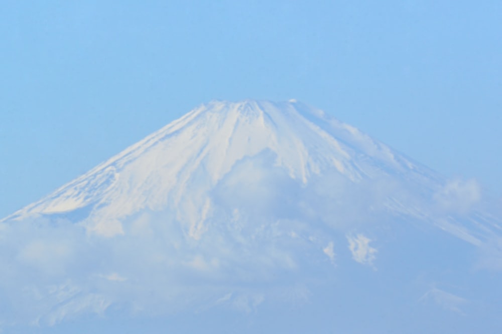 una grande montagna bianca in mezzo a un cielo azzurro