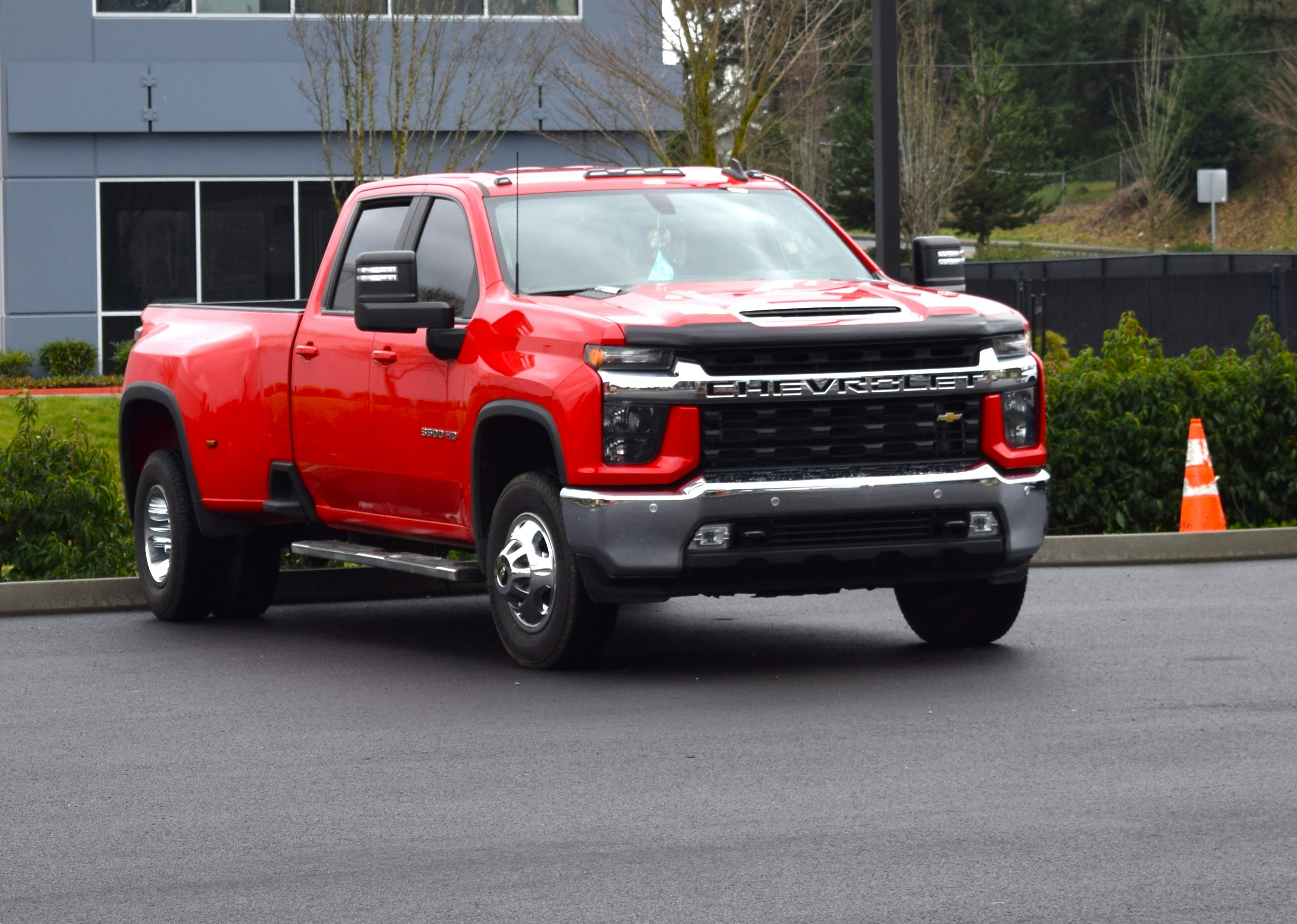 Sebuah truk merah diparkir di tempat parkir