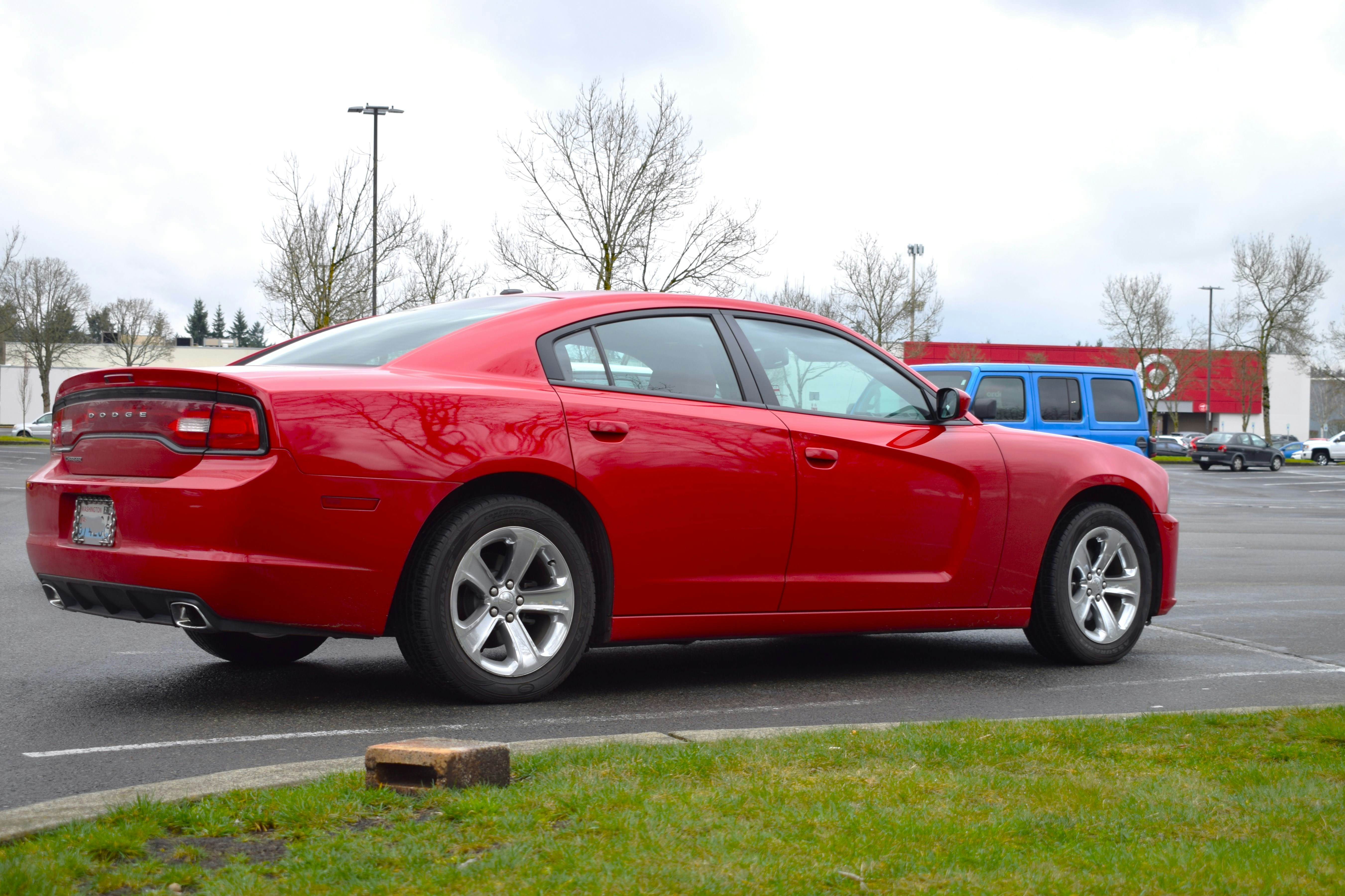 Mobil sport merah diparkir di tempat parkir