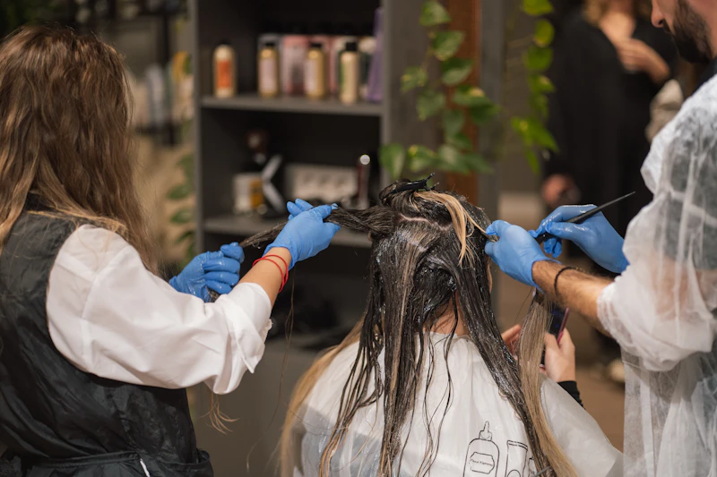 Haarkleuring wordt aangebracht in de salon