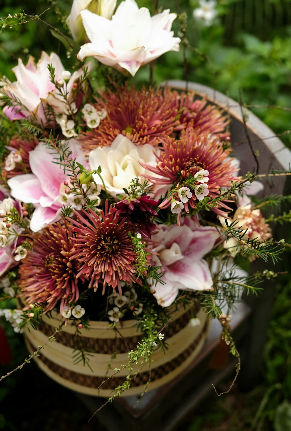 um buquê de flores em um vaso sobre uma mesa