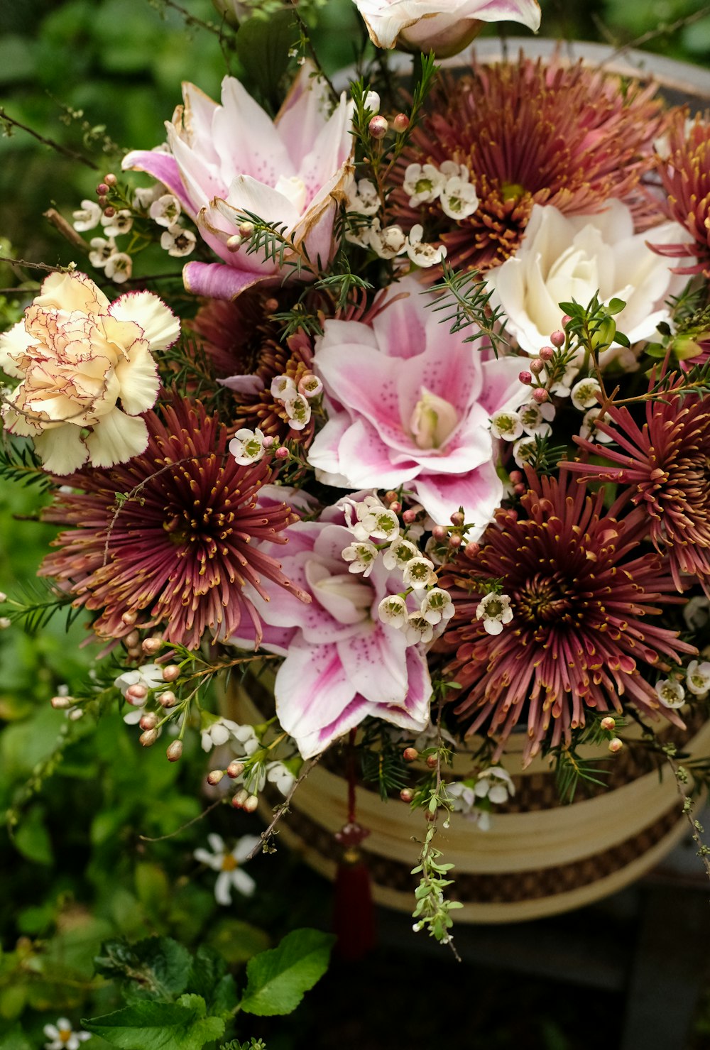 um buquê de flores sentado em cima de uma mesa