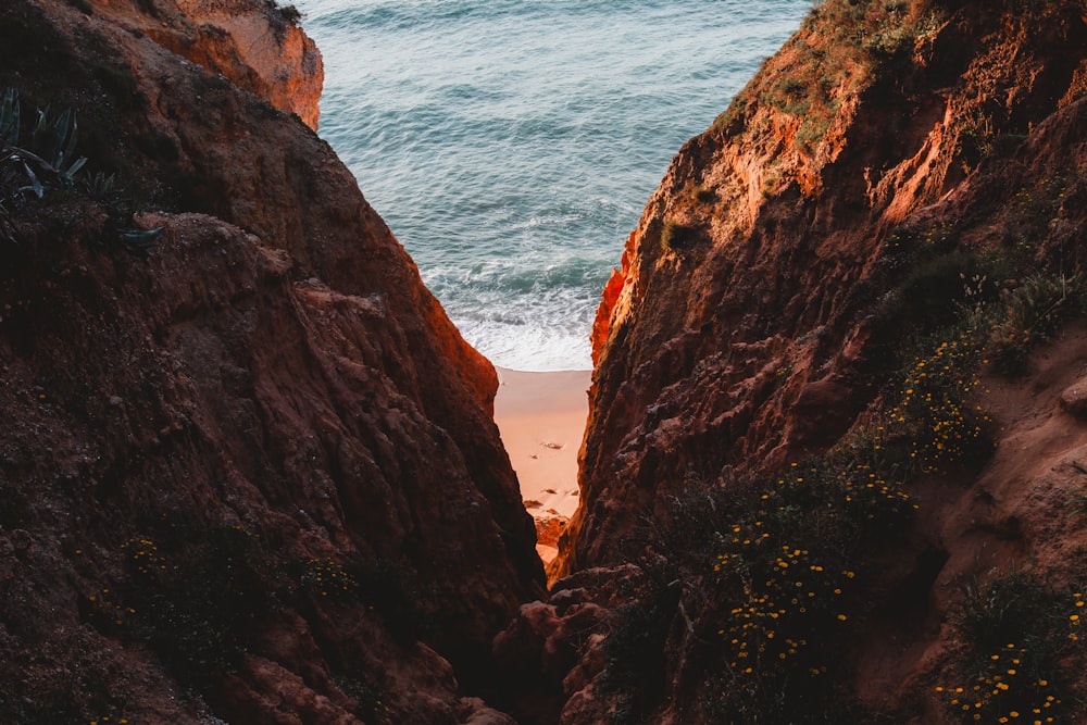 uma vista do oceano de um penhasco