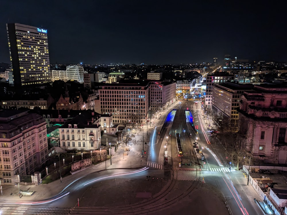Una veduta di una città di notte dall'alto