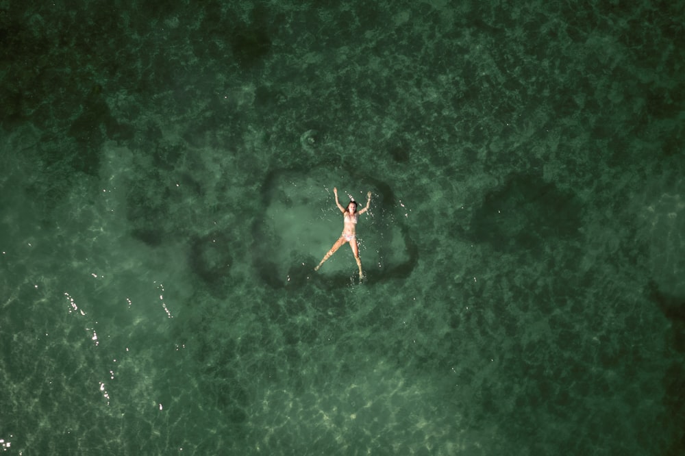 una persona che galleggia nell'oceano su una tavola da surf