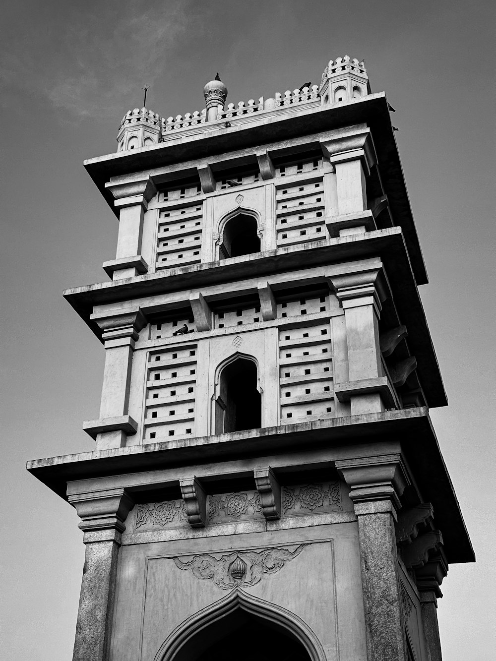 uma foto em preto e branco de uma torre de relógio